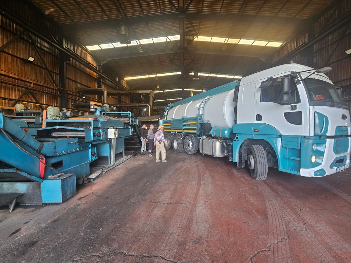 Su baskını sonrası bodrum katta yağmur suyu tahliyesi yapılırken